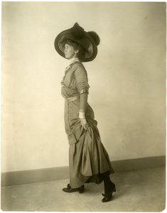 model met gevederde hoed, ca. 1905-18 door Jessie Tarbox Beals