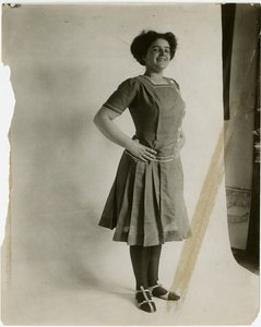 Model met armen in de zij, ca. 1905-11