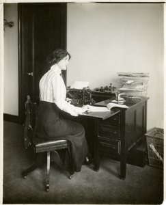 model met typemachine, ca. 1905-18