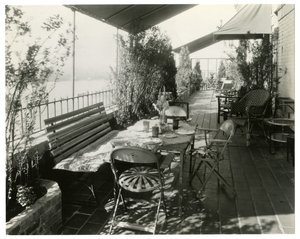 Patio met uitzicht op de rivier, ca. 1936-37 door Jessie Tarbox Beals