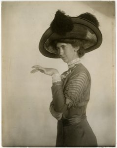 profiel van gevederde hoed, ca. 1905-18