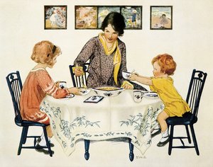 Gezin (moeder en kinderen) verzameld rond een tafel die pasta eten