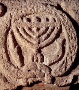 Jodendom: architectonisch element in basalt van een synagoge versierd met een kandelaar met zeven armen (Menora of Menorah), palm en trompet. Uit Transjordanië. Ongeveer 100 AD. Parijs, Louvre Museum