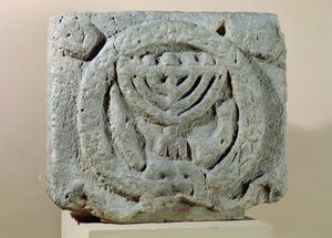 Reliëf met een menorah, uit Umm Qeis (Oud Gadara) Jordanië door Jewish School