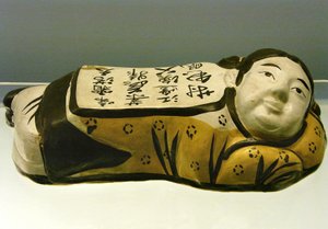 Keramiek, kussen in de vorm van een kind, met een gedicht dat een nachtlandschap oproept, uit Cizhou, Jin-dynastie (1115-1234), Shanghai Nationaal Museum. Fotografie, Leonard de Selva, China, 2006. door Jin Dynasty Chinese School