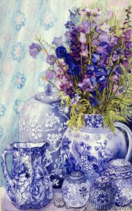 Riddersporen met antieke blauwe potten, 2000 door Joan Thewsey