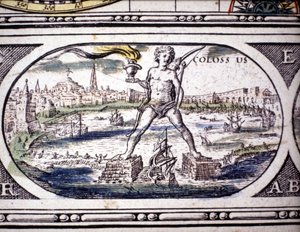 Voorstelling van de Zeven Wonderen van de Oudheid: de Kolossus van Rhodos. in de Atlas van Jansson Jannsonius gedrukt in Amsterdam in 1630. Privécollectie