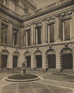 Binnenplaats van de Drapers Hall in Throgmorton Street, c1935 door Joel