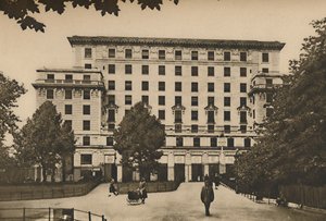 Bergmassa van Metselwerk op de Waardevolste Locatie van het West End, ca. 1935 door Joel