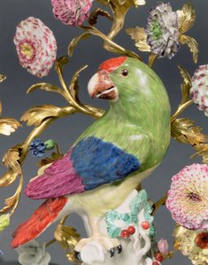 Detail van een paar Louis XV drie-armige vergulde en Meissen papegaai kandelabers, c.1742