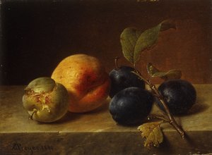 Een perzik en pruimen op een marmeren rand
