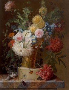 Stilleven van bloemen op een richel met een kat
