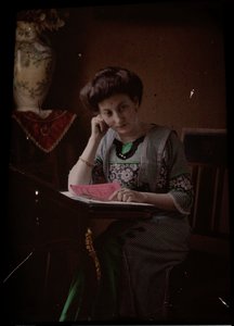 Vrouw achter leestafel