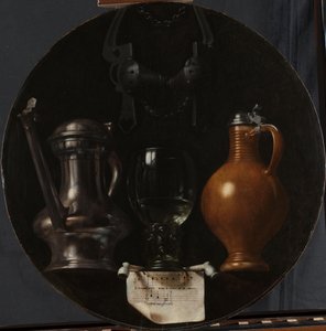 Emblematisch stilleven met kruik, glas, kan en hoofdstel door Johannes Torrentius