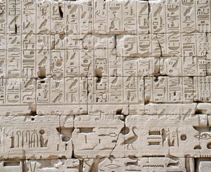 Egypte, Luxor, Karnak, Grote Tempel van Amon, Grote Hypostyle Hal, Detail van buitenmuur door Walter Charles Mills