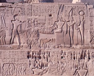 Egypte, Oud Thebe, Luxor, Karnak Tempelcomplex, Heiligdom van Amon-Re, Grote Hypostyle Hal, Noordmuur, Reliëf met oorlogsscènes van Seti I in Syrië en Palestina, detail met offers aan goden