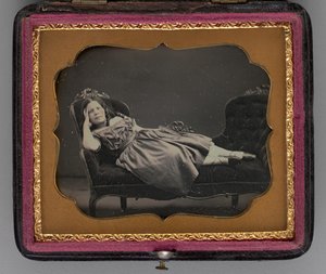 Zonder titel portret van een meisje liggend op een chaise longue