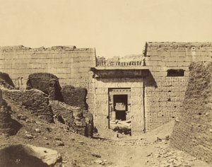 [Médinet-Habou, Paleis van Ramses Méïamoun, Ingang naar het Tweede Hof]. door John Beasley Greene