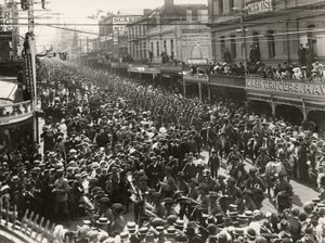 Het 12e Bataljon, AIF, marcherend door de stad voorafgaand aan het inschepen voor dienst in het buitenland, Hobart, Tasmanië, 14 oktober 1914 door John Beattie