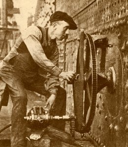 Een Pneumatische Klinknagel die Patrijspoorten in de Zijde van een Liner Snijdt, ca. 1930