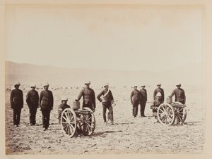 Een groep soldaten met twee Gatling-geweren