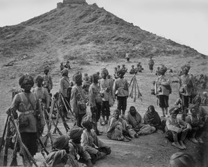 Stop van Gevangenen uit Bassaule met een Begeleiding van het 45e Inheemse Infanterie in de Khurd Khyber