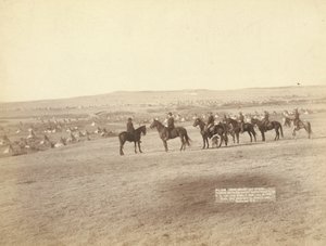 Gen. Miles en staf bekijken het grootste vijandige Indianenkamp in de VS, nabij Pine Ridge door John C. H. Grabill