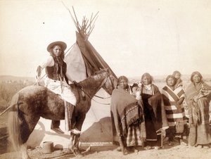 Lakota Indiaanse vrouwen bij tipi, 1891 door John C. H. Grabill