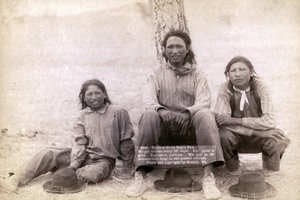 Drie Lakota tienerjongens in westerse kleding, 1891 door John C. H. Grabill
