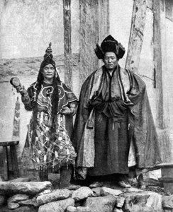 Lamist-priesters van Sikkim in gewaden, Talung-klooster, India, 1922 door John Claude White
