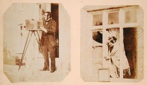 Zelfportret links en Emma Thomasina Llewelyn (1808-81) die een papieren negatief in de zon afdrukt rechts