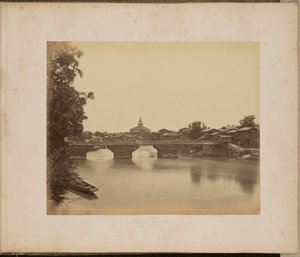 Een brug in Srinaggar over de Jhelum door John Edward Saché
