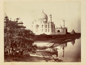 [Taj Mahal vanaf de oevers van de rivier Yamuna].