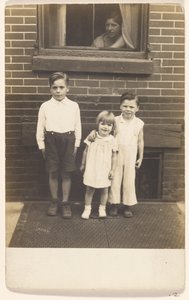 [Portret van drie kinderen]. door John Frank Keith