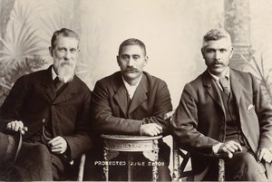 William Australia Graham, koning Mahuta Tawhaio en Tahuna Heirangi, juni 1898 door John Hanna