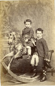 Jong meisje op hobbelpaard met jongen in kilt staand, 1860s