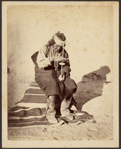 De gouverneur van San Felipe toont hoe een boor wordt gebruikt door John K. Hillers