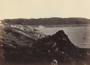 De Arctische Gebieden: Nr. 36. De Gletsjer Zoals Gezien Stromend Of Gedwongen Tussen De Heuvels, Een Morene Van Aarde En Rotsen Opploegend, Twintig Tot Dertig Voet Hoog door John L. Dunmore, and George P. Critcherson