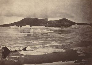 De Arctische gebieden: Nr. 92. De Duivelsduim gedeeltelijk gehuld in mist, met het eerste drijfijs van het pak, dat naar het land werd geduwd, waaruit we ontsnapten door een smalle doorgang; als we ingesloten waren, zouden we hebben moeten... door John L. Dunmore, and George P. Critcherson