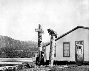 Totempalen, Alaska, VS, 1893 door John L. Stoddard