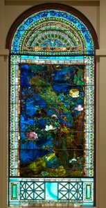 Pauwen en pioenen I door John La Farge