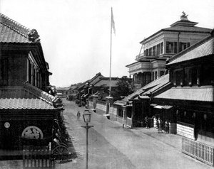 Een straat in Tokio, Japan, foto door John Lawson Stoddard (1850-1931) Reiziger en Conferencier Educatieve publicatie voor -Chicago (zwart-wit foto) door John Lawson Stoddard