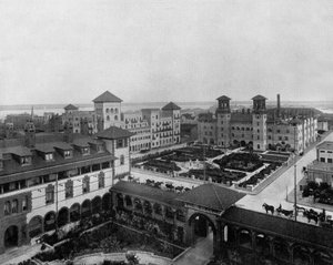 Hotels in Saint Augustin, Florida: de Alcazar, de Cordoue, de Pont de Leon, c. 1900 door John Lawson Stoddard
