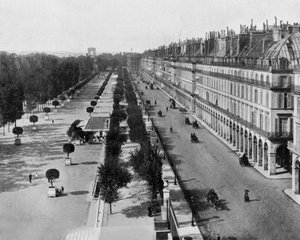Rivoli-straat in Parijs, links: Tuilerieën-tuin, op de achtergrond: Arc de Triomphe, ca. 1900 (zwart-wit foto) door John Lawson Stoddard