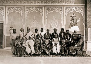 De mannen van het hof van Ram Singh III, Maharaja van Jaipur door John Murray