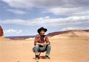 Op de set, John Wayne.
