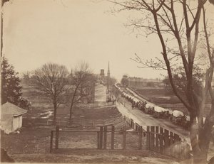 Trein met legerwagens rijdt Petersburg binnen, Virginia, april 1865 (foto)