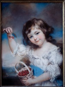 Portret van een klein meisje in de mand met kersen