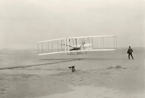 De Wright Flyer I maakt zijn eerste vlucht van 120 voet in 12 seconden, in Kitty Hawk, North Carolina door John T. Daniels