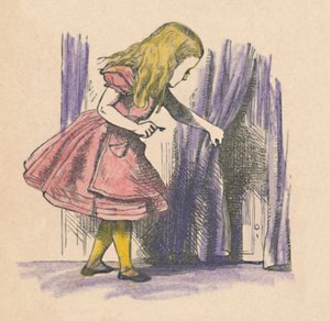 Alice kijkt naar een kleine deur achter een gordijn, 1889 door John Tenniel